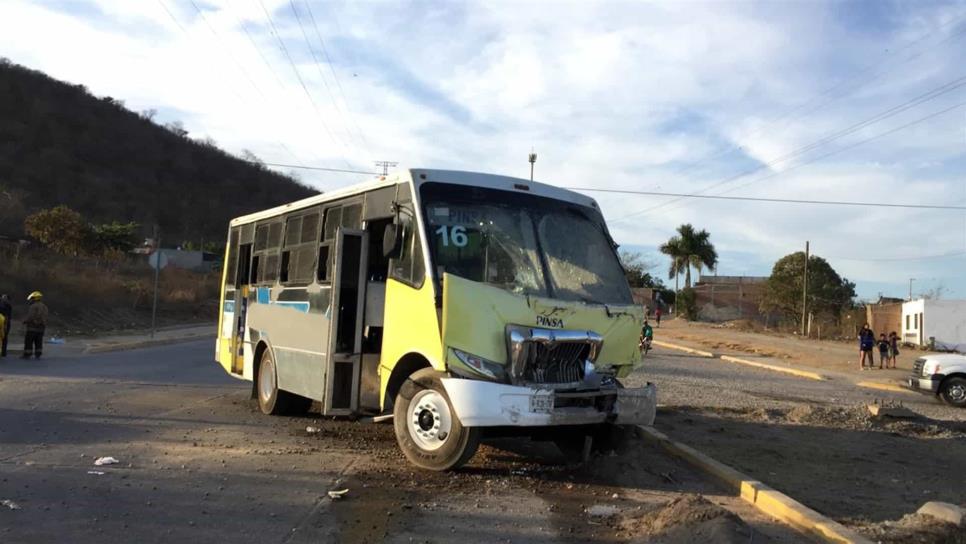 Choque entre transporte y camión de volteo deja 16 lesionados Luz