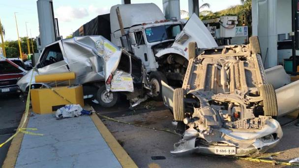 Tr Iler Se Impacta Contra Autos Y Caseta De Cobro Al Norte De Culiac N