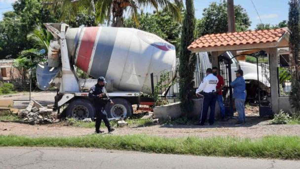 Se Le Poncha Llanta A Revolvedora Y Tumba Parte De Un Domicilio En