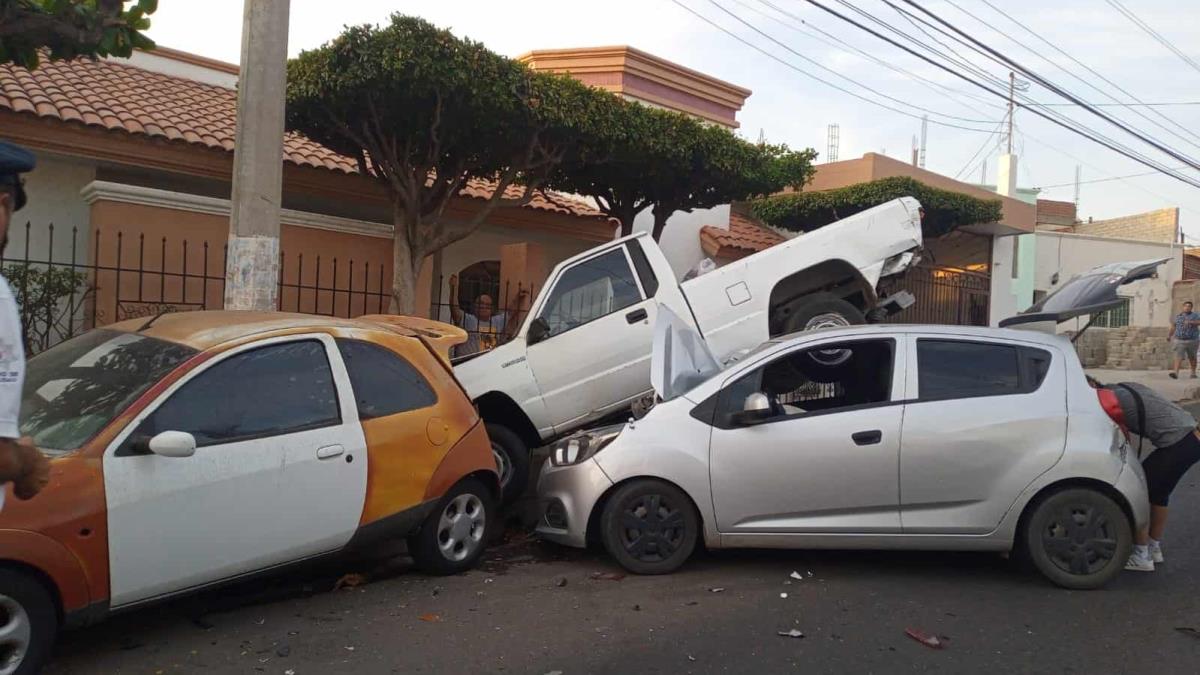 Por Esquivar A Un Perrito Conductor De Uber Choca Contra Carros En