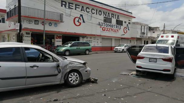 Encontronazo entre autos deja daños materiales en la colonia Jorge