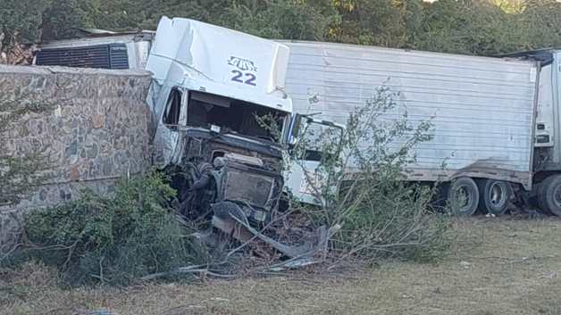 Trailero lesionado en aparatoso accidente en la México 15 Luz Noticias