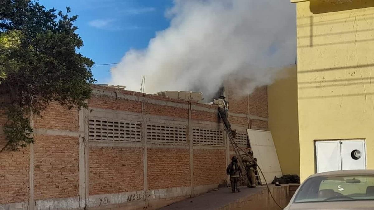 Arden En Llamas Piezas De Veh Culos De Una Bodega Tras Incendiarse En