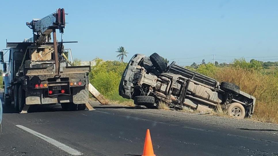 Hombre resulta ileso luego de volcar por la México 15 en Guasave Luz