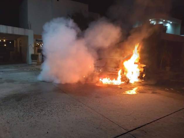 Se incendian dos vehículos en Los Mochis investigan si los quemaron