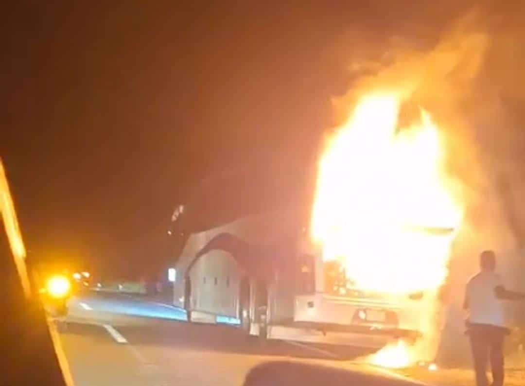 Pasajeros sufren el susto de su vida autobús turístico se incendia en