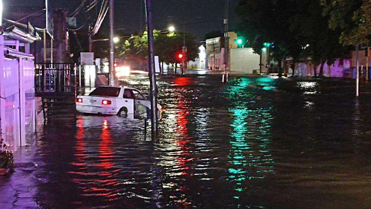 Lluvias De Madrugada En Culiac N Dejan Autos Arrastrados Por El Agua