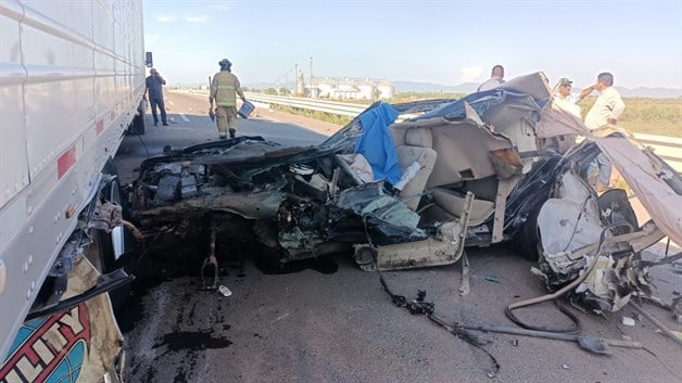 Muere hombre prensado tras chocar contra un tráiler en El Carrizo Luz