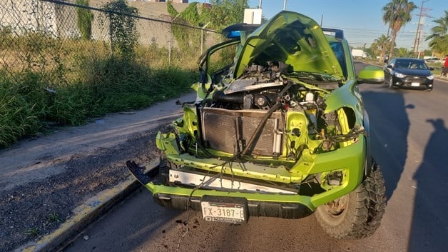 Conductor Se Accidenta Y Termina Con Su Camioneta Debajo De Un Cami N