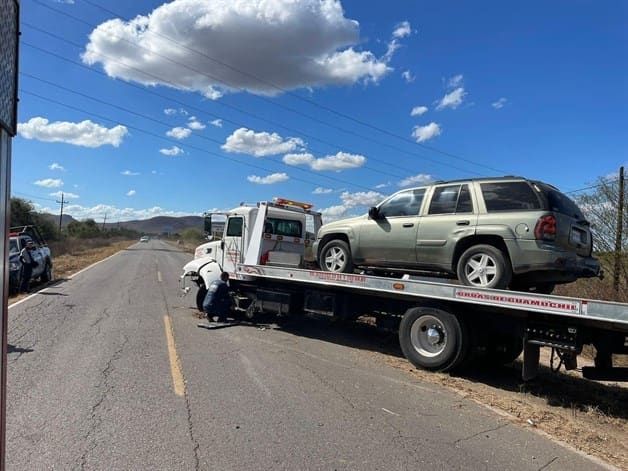 Conductor intenta rebasar y se impacta de frente contra otro vehículo