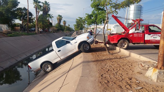 Camioneta Se Desliza Y Termina Dentro De Un Dren En Los Mochis Luz