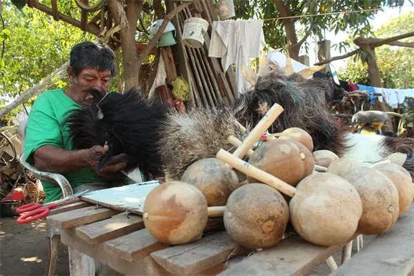 “El Chon”, el artista de las máscaras de judíos “El Chon”, el artista de las máscaras de judíos