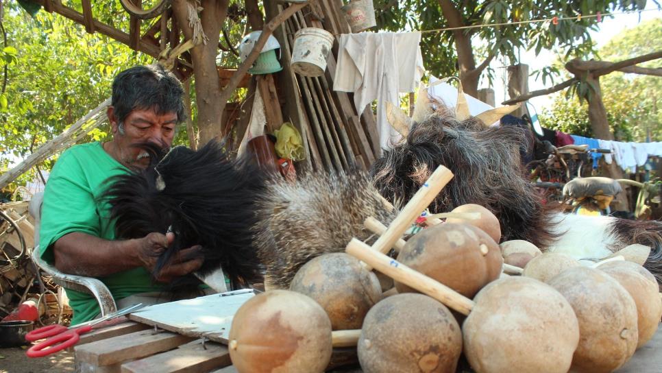 “El Chon”, el artista de las máscaras de judíos