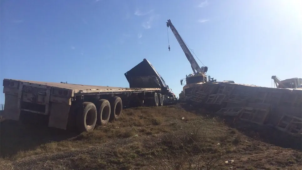 Vuelca tráiler y bloquea por unas horas la México 15