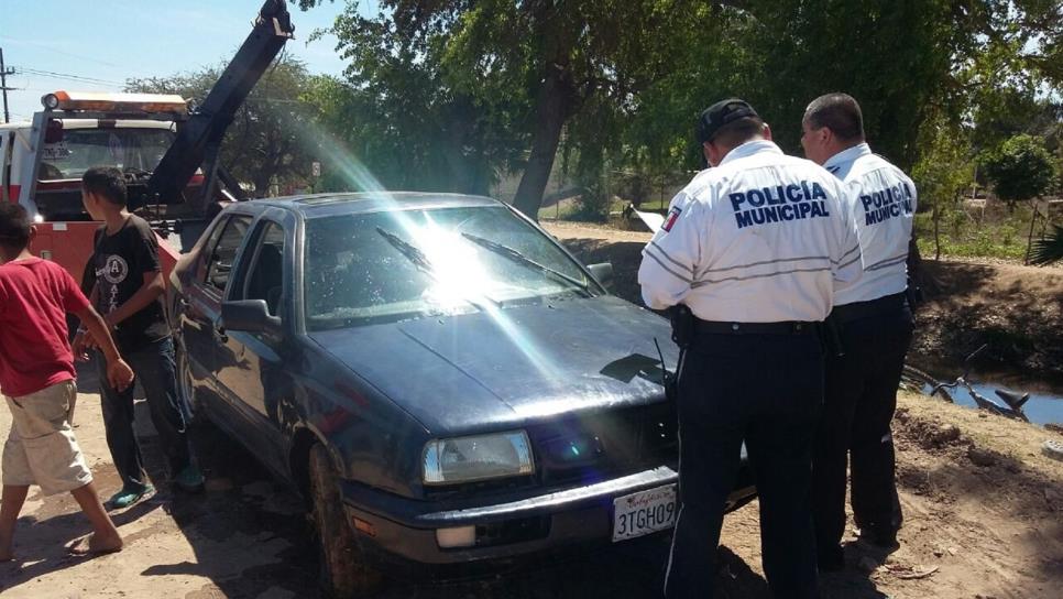 Rescatan vehículo tras canalazo en Goros II