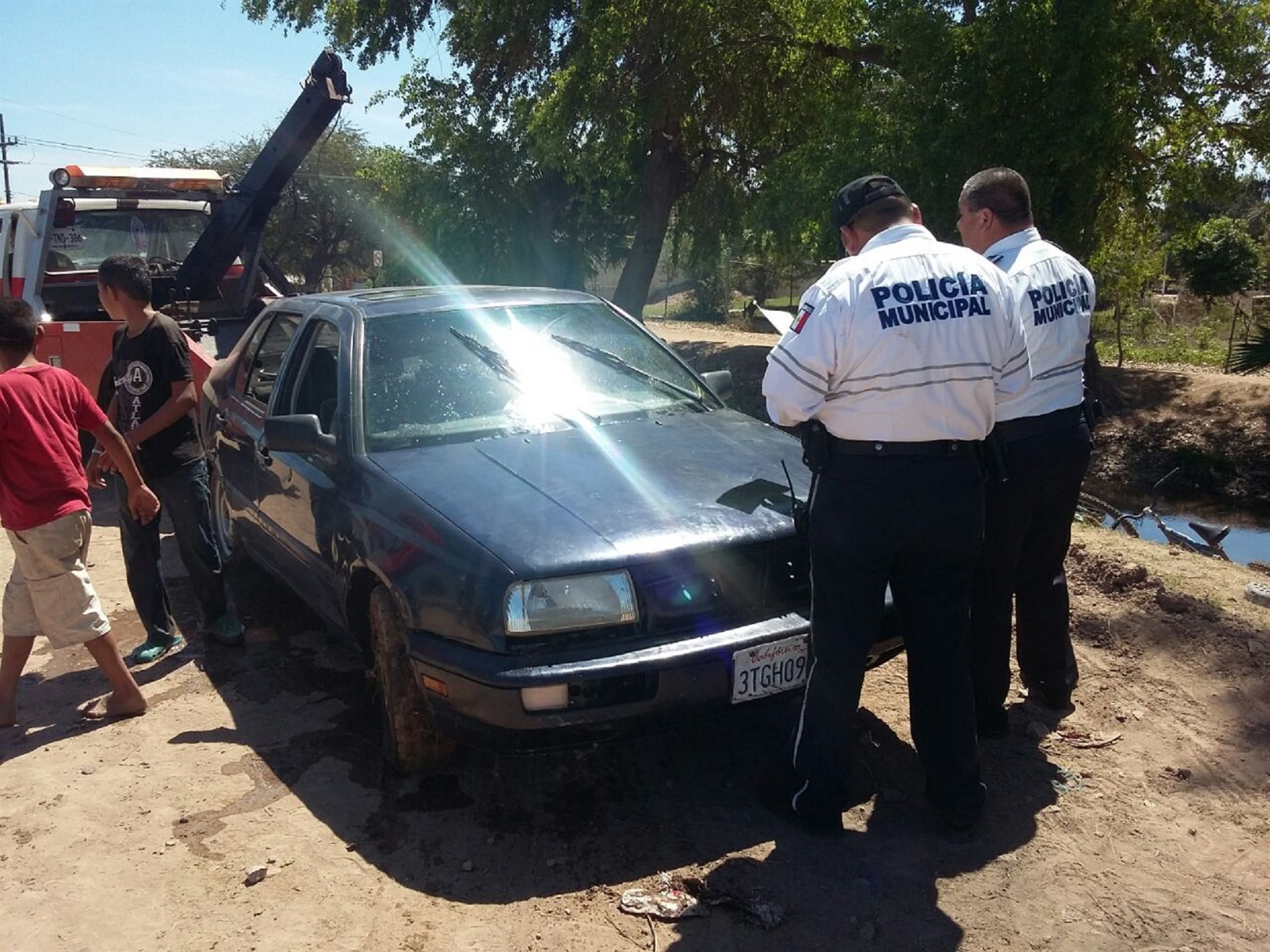 Rescatan vehículo tras canalazo en Goros II