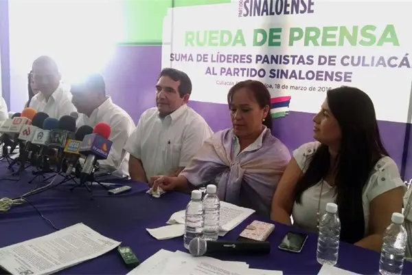 Renuncian militantes del PAN y se van al PAS Renuncian militantes del PAN y se van al PAS