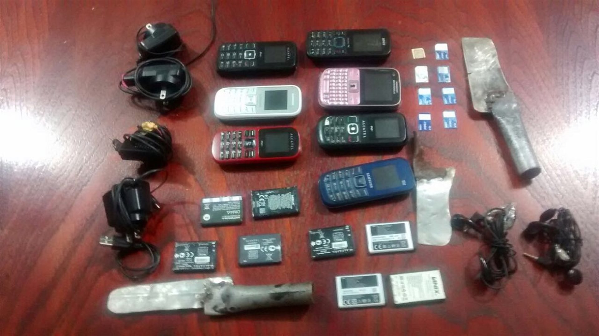 Esculcan penal de Mazatlán, hallan celulares y cuchillos