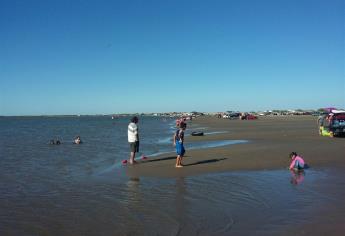 Familias inundan playas de Ahome en Semana Santa