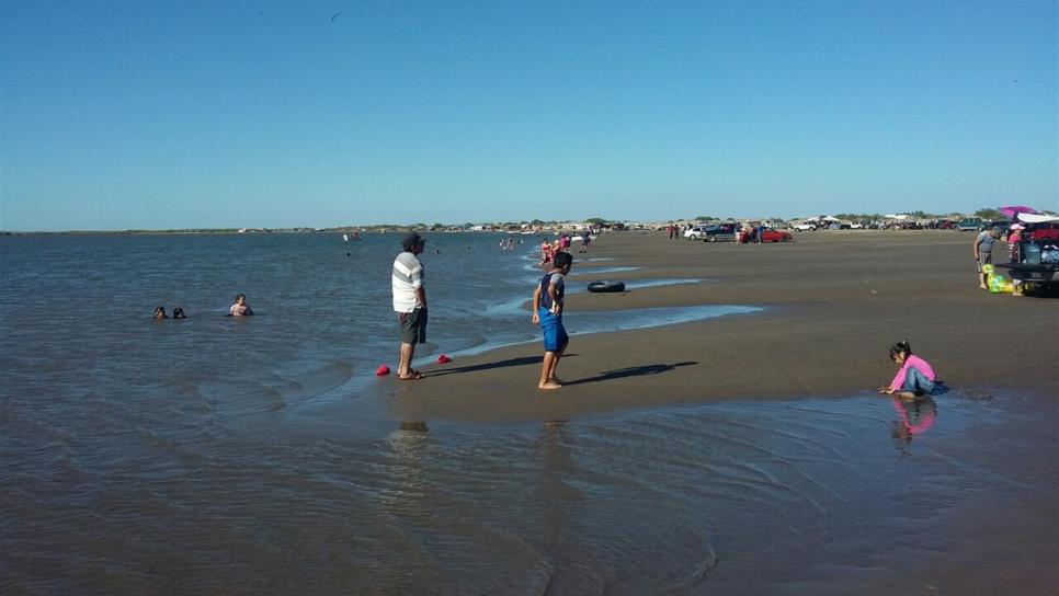 Familias inundan playas de Ahome en Semana Santa