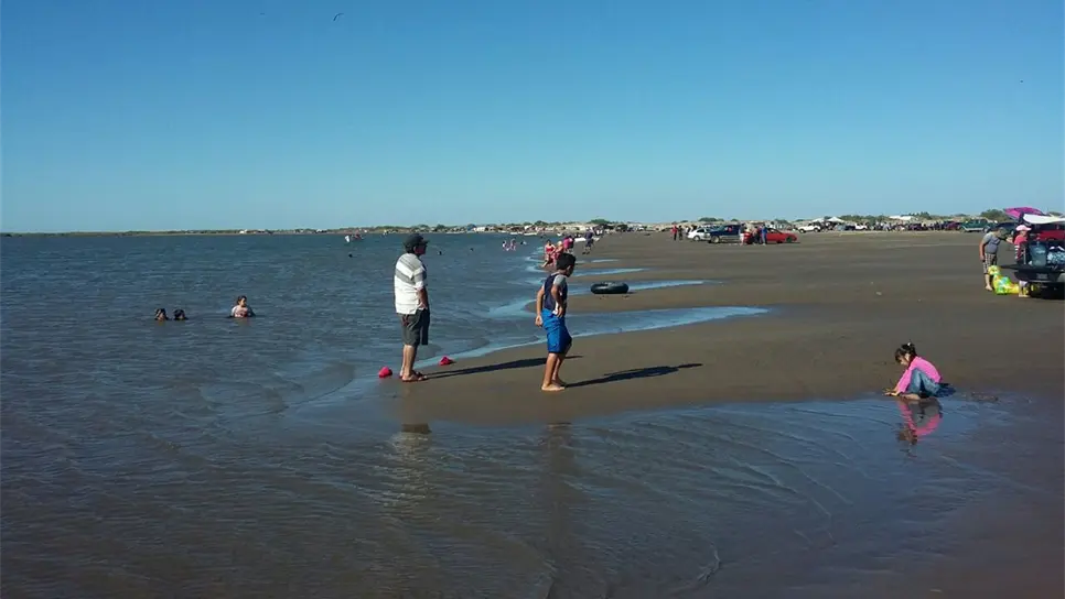 Familias inundan playas de Ahome en Semana Santa