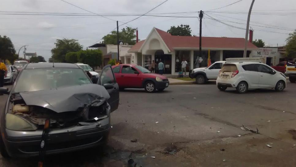 Una mujer y dos niños lesionados tras choque en Los Mochis