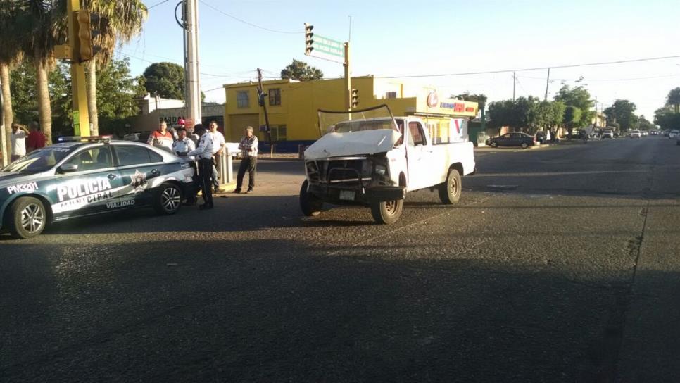 Policías provocan choque; hay una menor lesionada