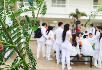 A punta de pistola novio saca a alumna de Medicina