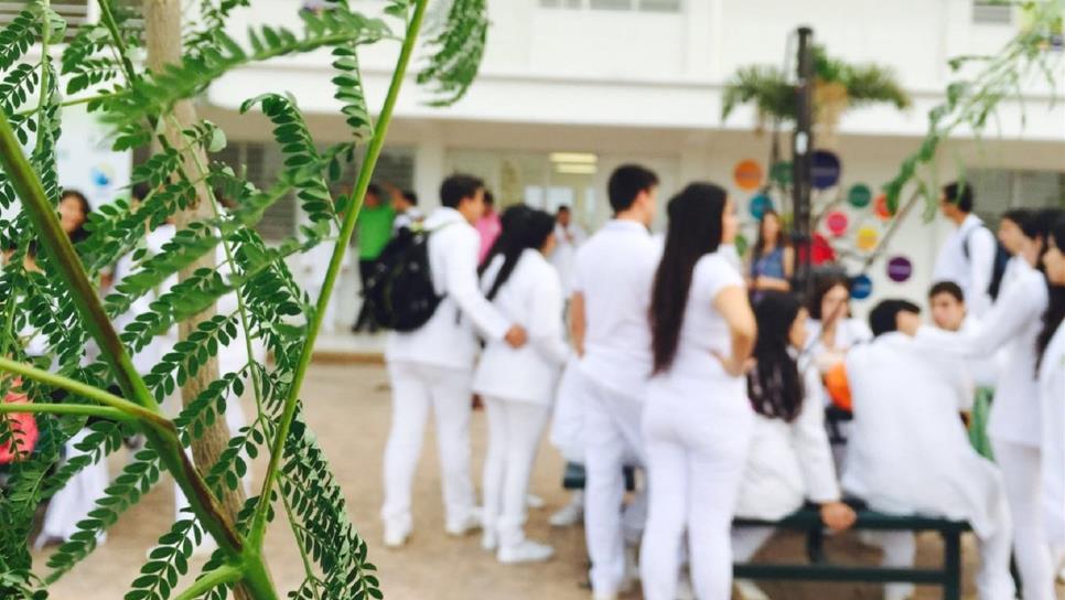 A punta de pistola novio saca a alumna de Medicina