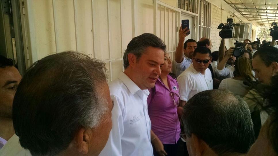Entre reclamos de maestros Aurelio Nuño Mayer visita Sinaloa Entre reclamos de maestros Aurelio Nuño Mayer visita Sinaloa