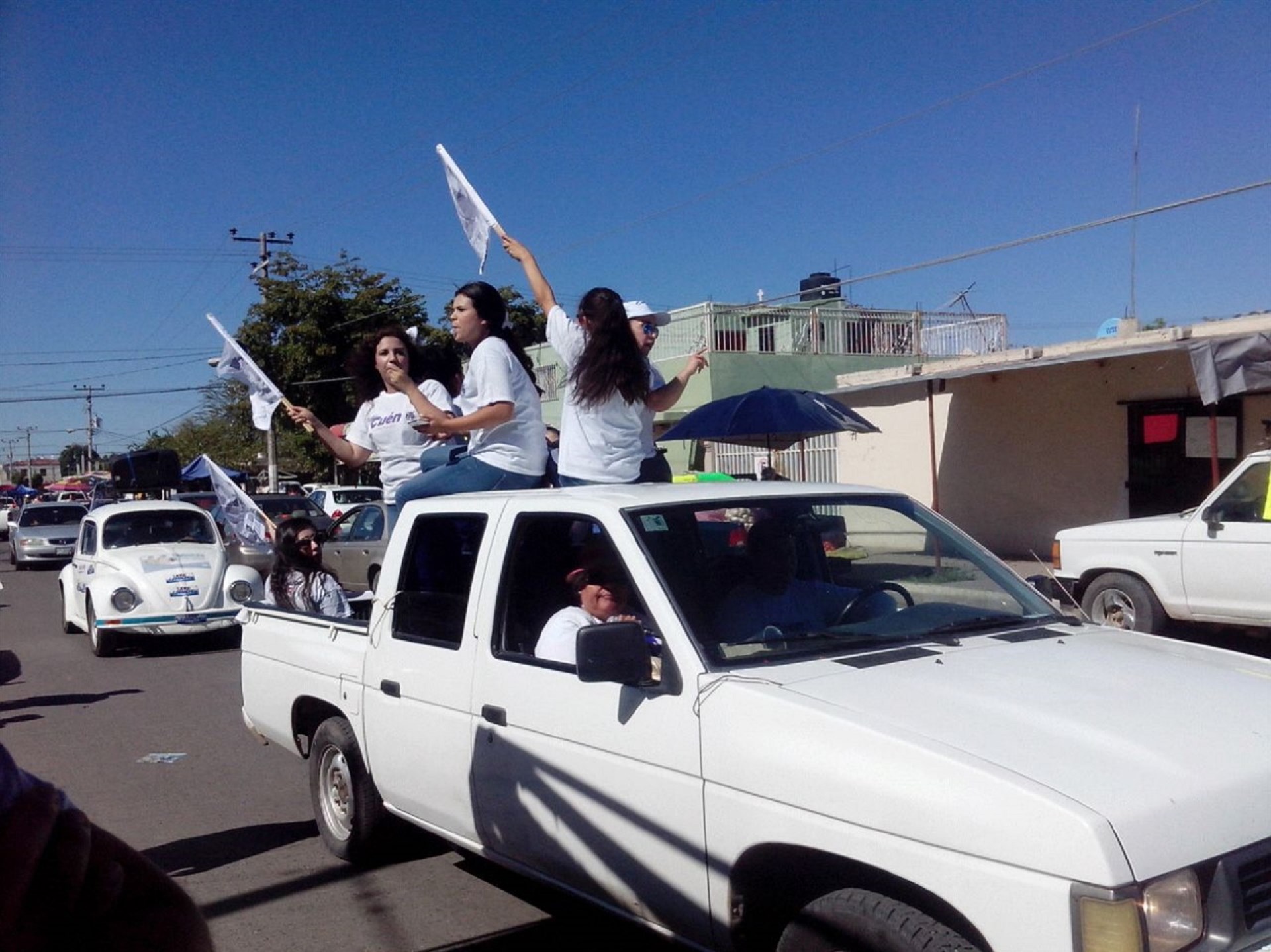 Candidatos coinciden y desquician calles de la Jaramillo
