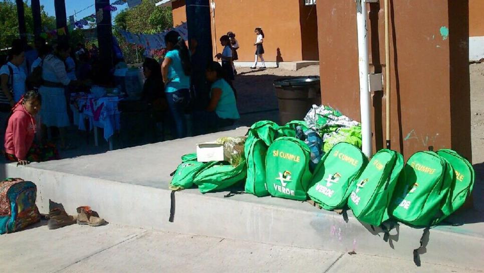 Acusan a Chema Flores de entregar mochilas en escuela