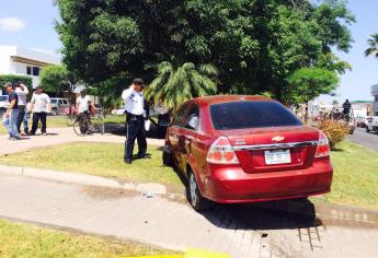 Choca patrulla de la Policía Municipal en Los Mochis