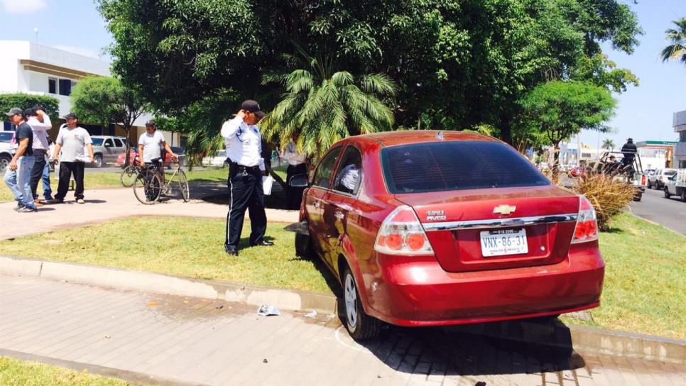 Choca patrulla de la Policía Municipal en Los Mochis