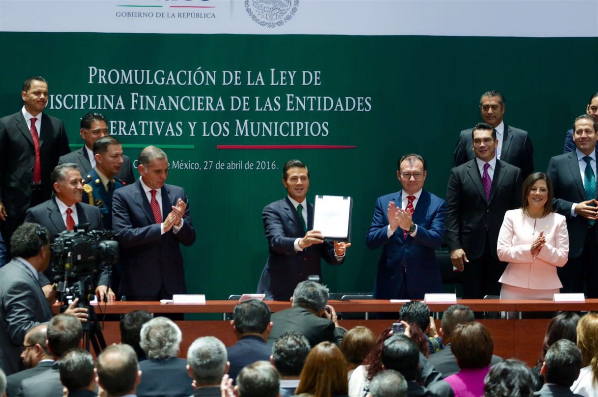 EPN promulga Ley de Disciplina Financiera