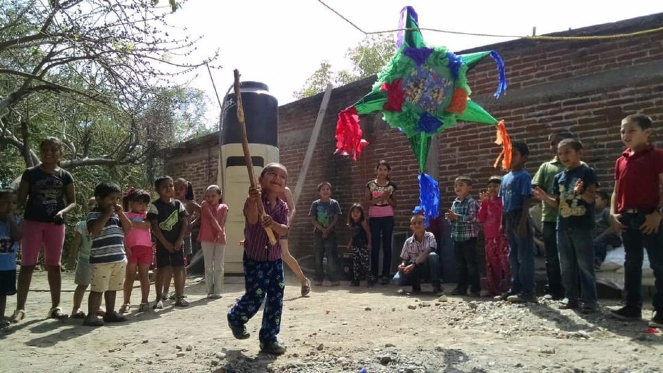 Llevan sonrisas a niños de Badiraguato