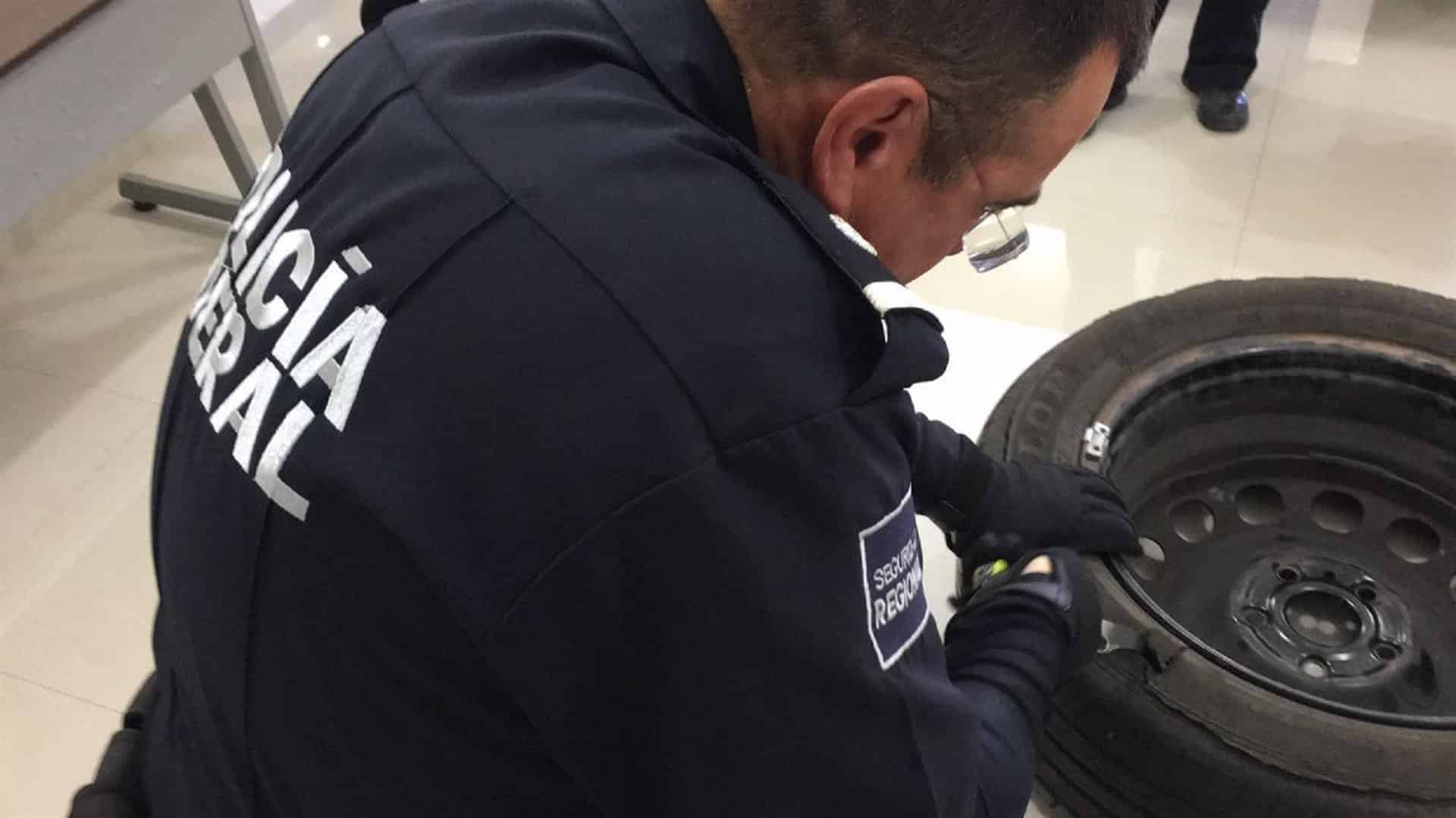 Federales decomisan casi 3 kilos de cristal en carro abandonado