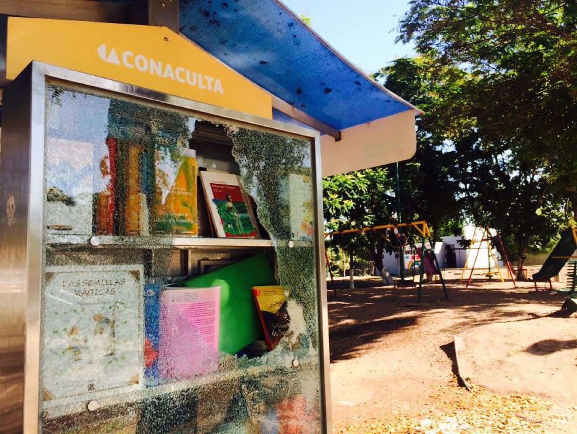 Vandalizan Paralibros de la Tabachines 1