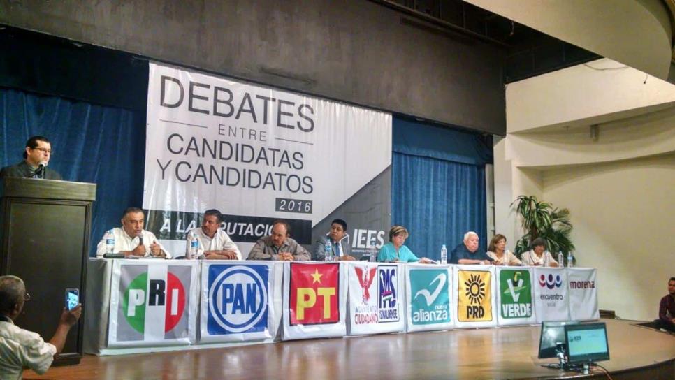 Debaten candidatos y candidatas del distrito 04