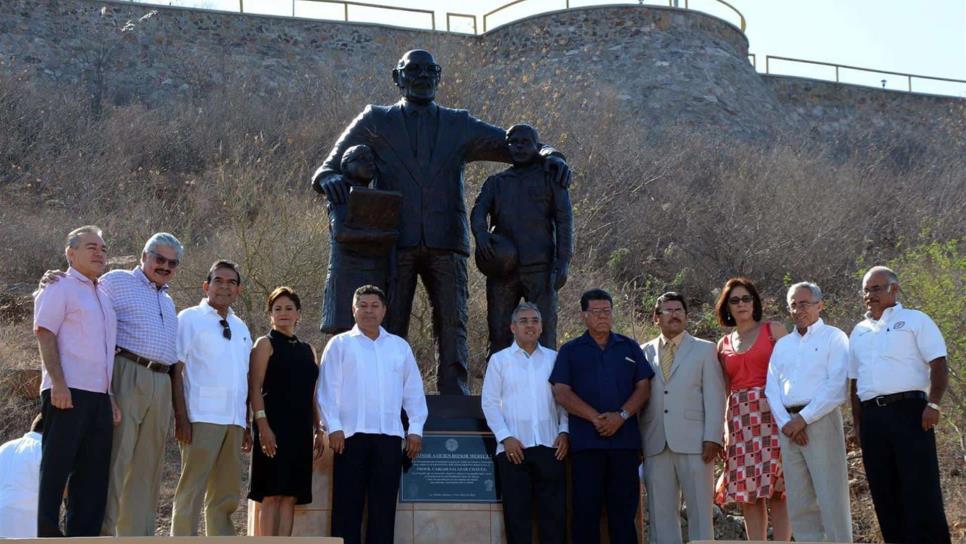 Develan monumento al profesor Carlos Salazar Chávez