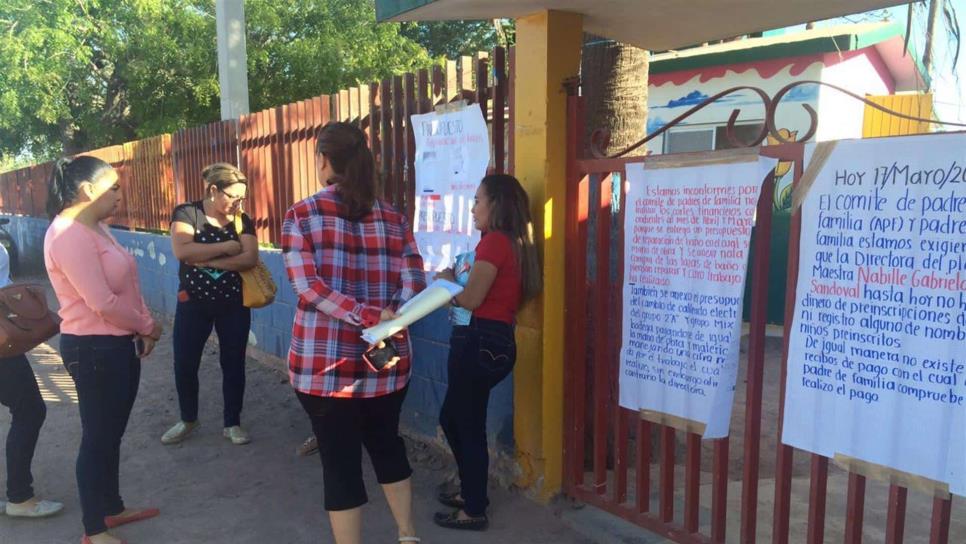 Toman mamás el jardín de niños del ejido Flores Magón