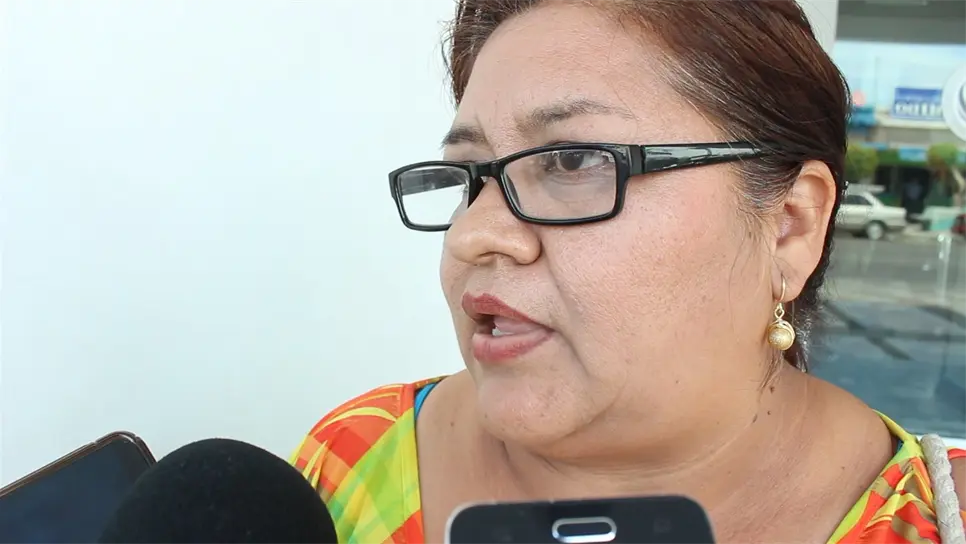 Denuncian a empleada de zapatería por retener a clienta