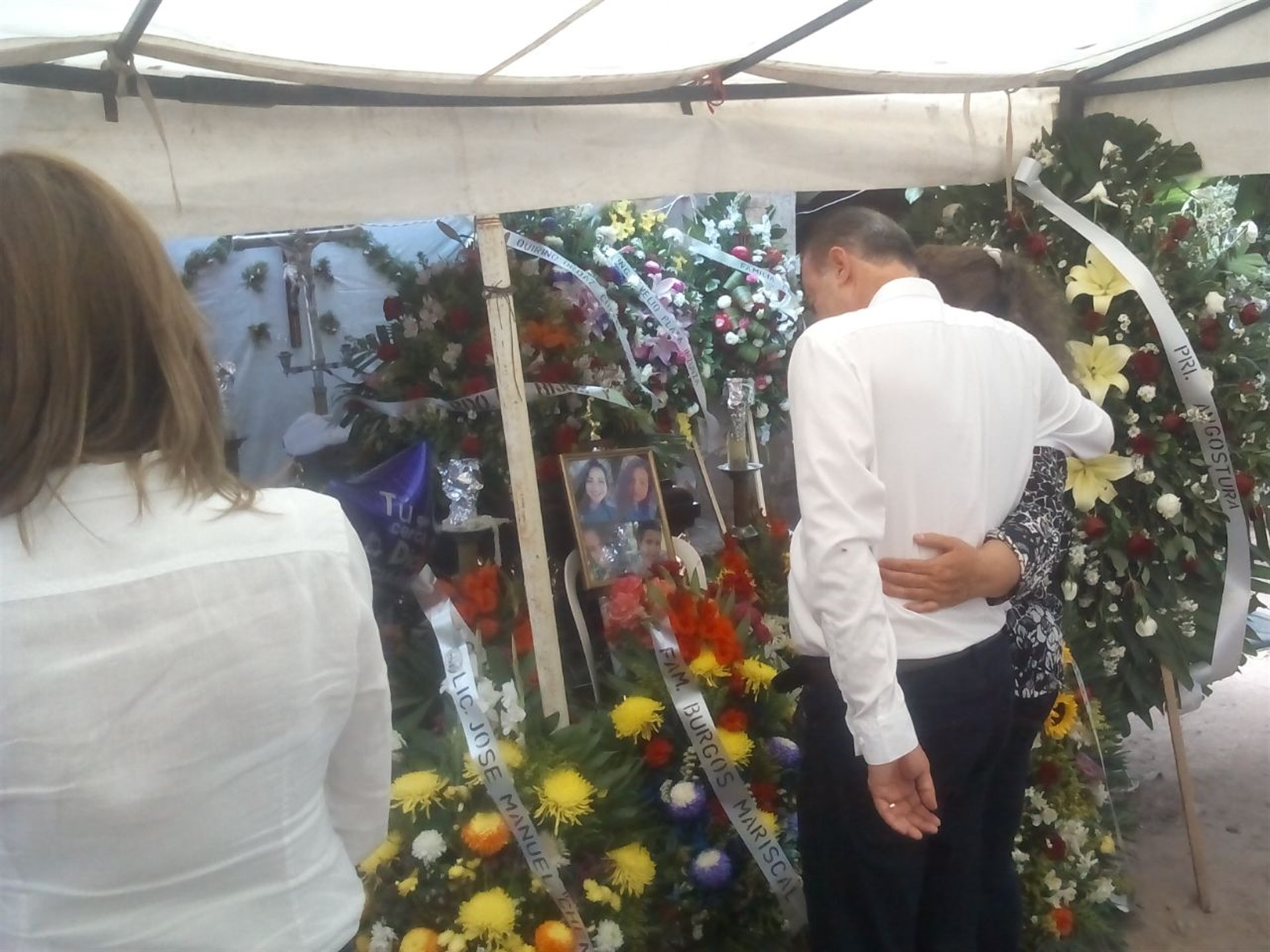 Ordaz Coppel en el velorio de la joven fallecida.