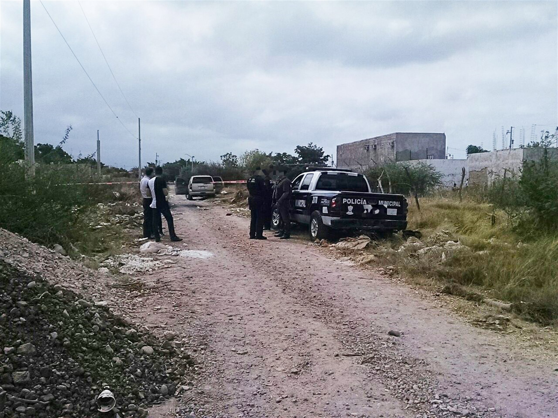 Encuentran abandonada camioneta de transportista