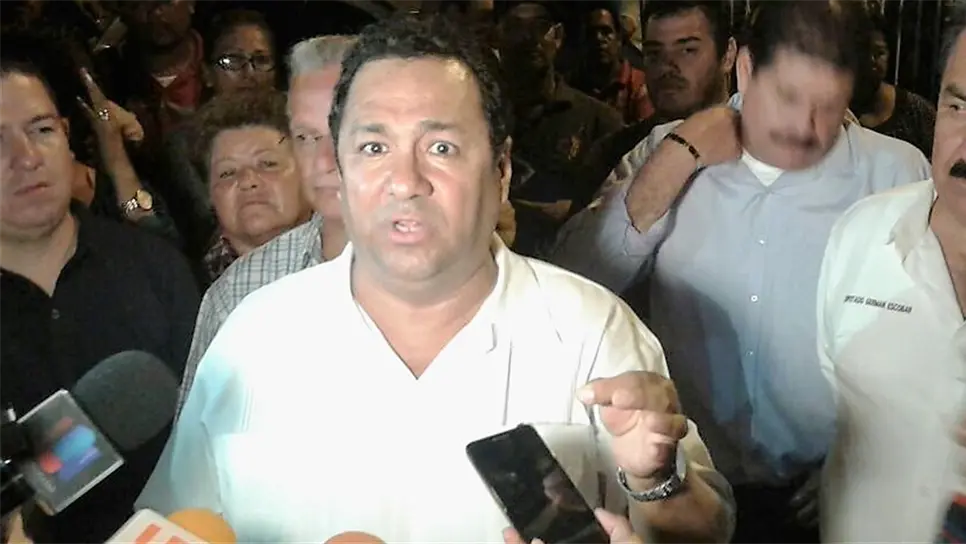 Pucheta protesta afuera del Consejo y acusa fraude en elección