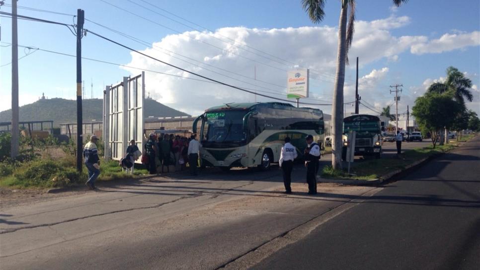 Suspenderán un mes a chofer que baje pasaje en plena carretera