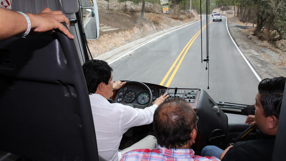 Inaugura Malova carretera a Surutato