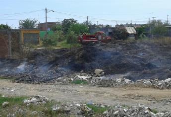 Arrasa fuego terreno baldío y alarma a vecinos