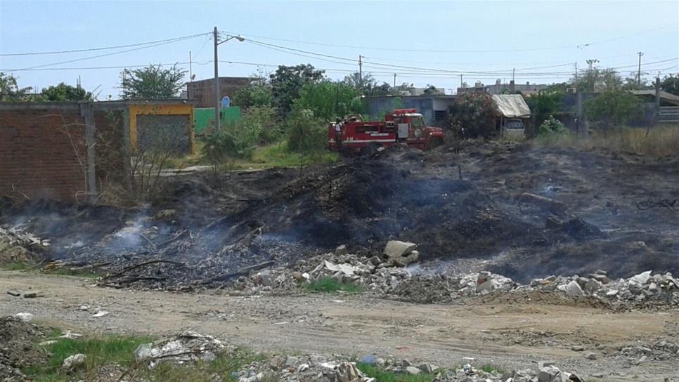 Arrasa fuego terreno baldío y alarma a vecinos