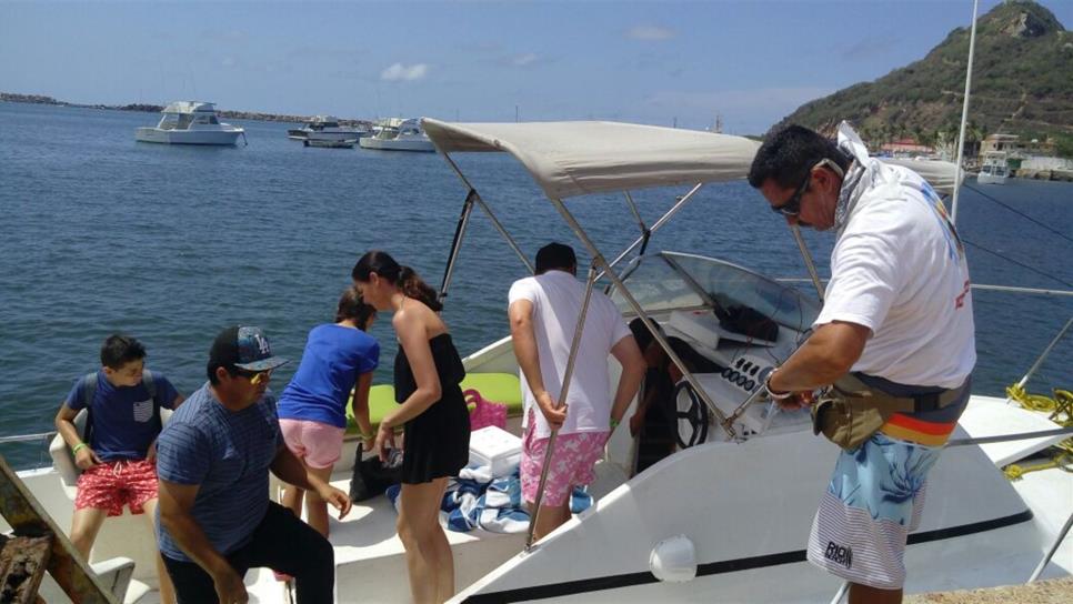 Disfrutan paseando en lancha en Mazatlán